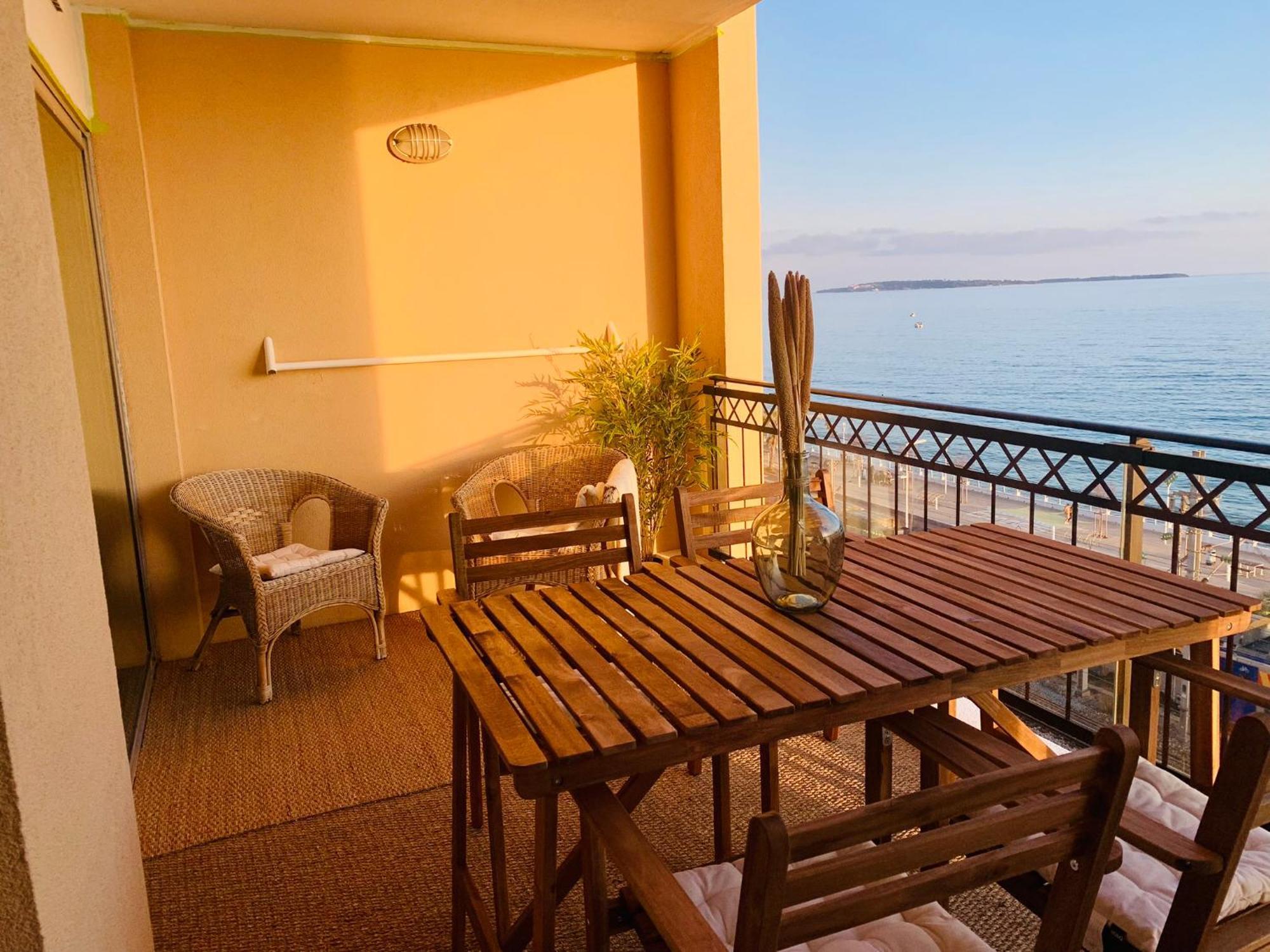 Front Beach - Beautiful View Apartment