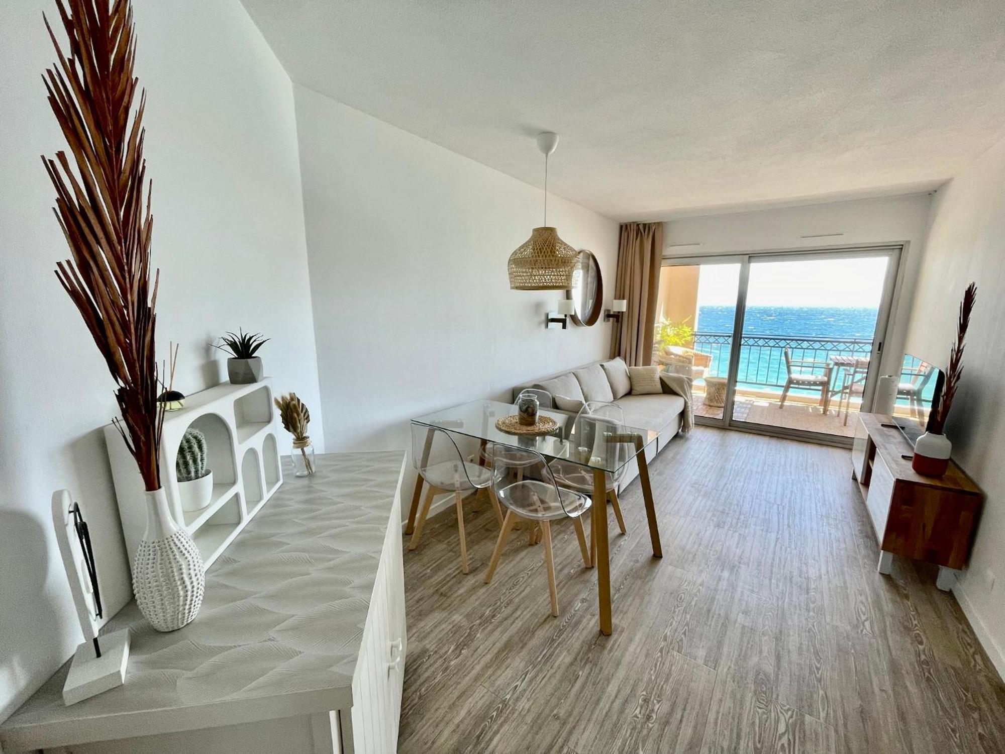 Apartment Front Beach - Beautiful View